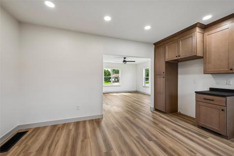 615 7th Avenue Belle Plaine IA 52208