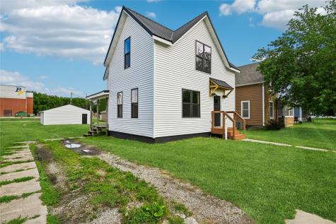 615 7th Avenue Belle Plaine IA 52208