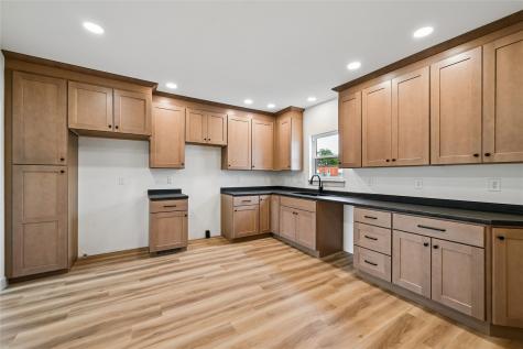 615 7th Avenue Belle Plaine IA 52208