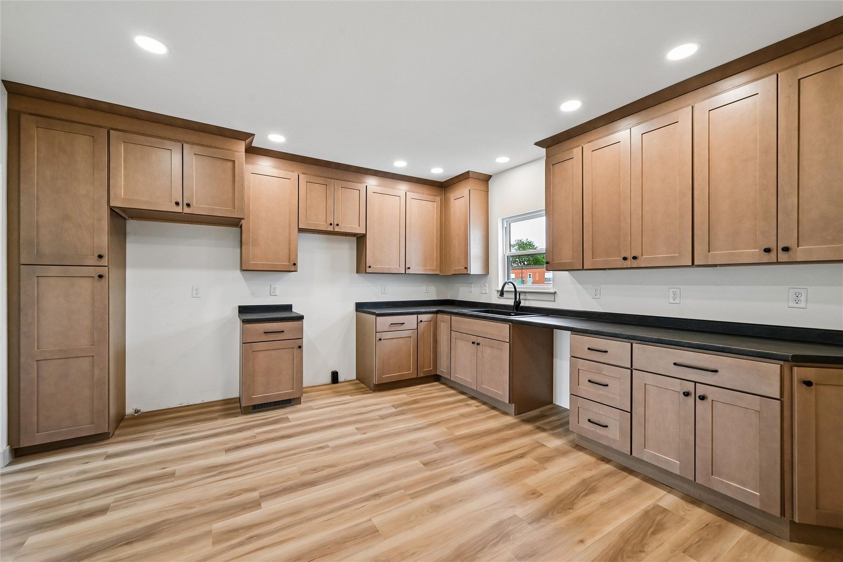 615 7th Avenue Belle Plaine IA 52208