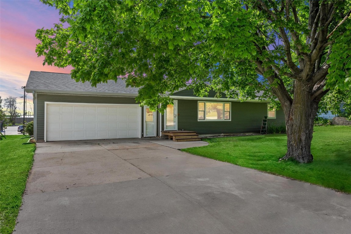 209 B Avenue Newhall IA 52315