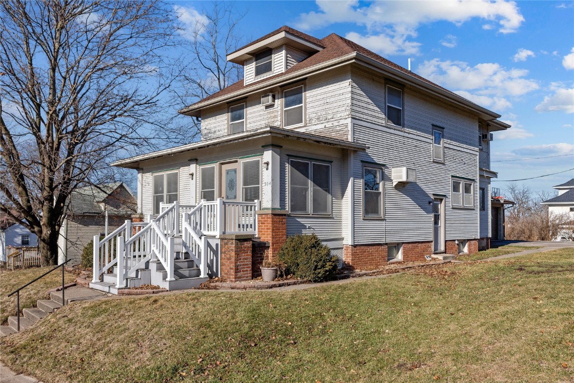 304 5th Street Victor IA 52347