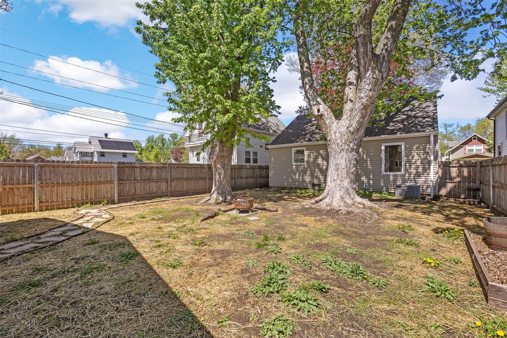 927 G Avenue NW Cedar Rapids IA 52405