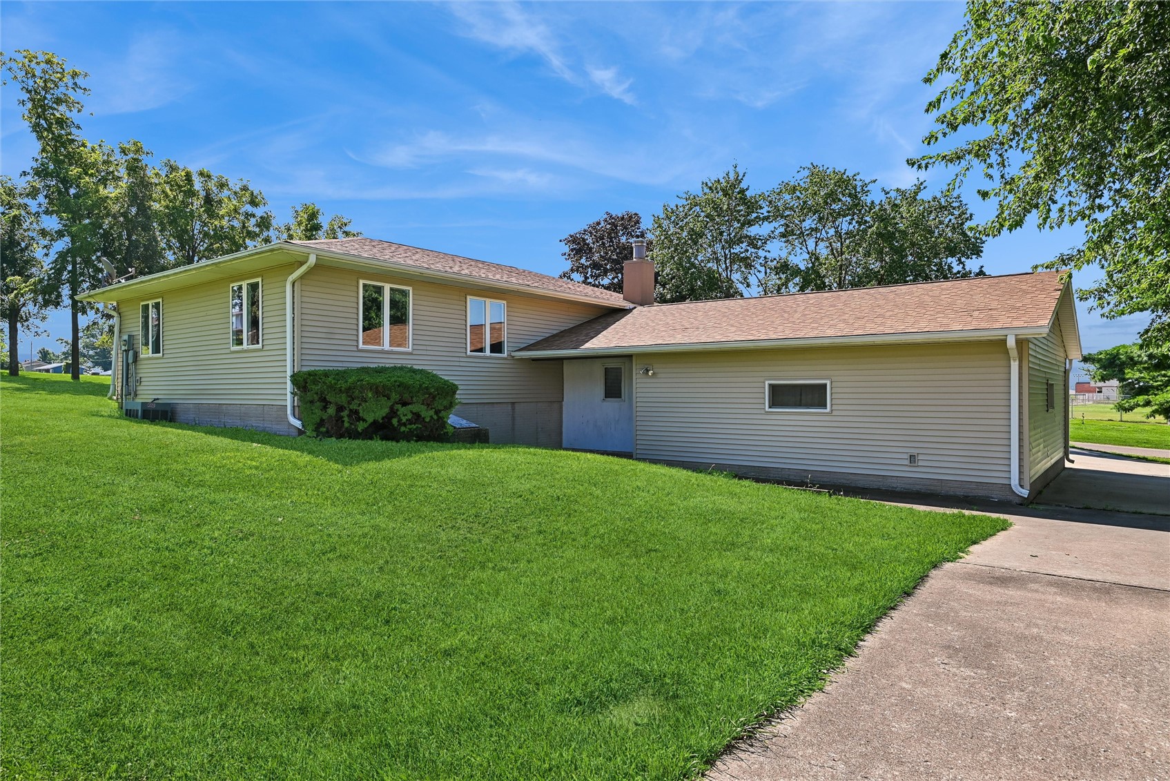614 Line Street Norway IA 52318