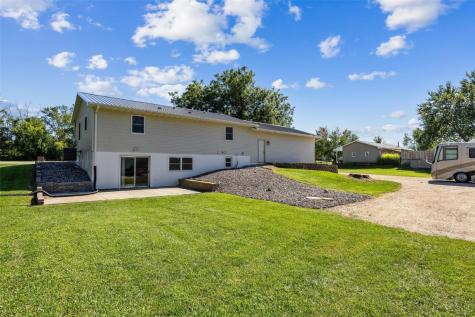 7400 Railway Street Palo IA 52324