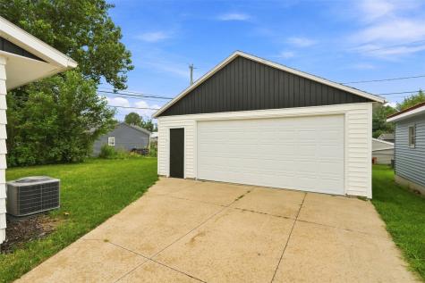 4402 Lee Street NE Cedar Rapids IA 52402