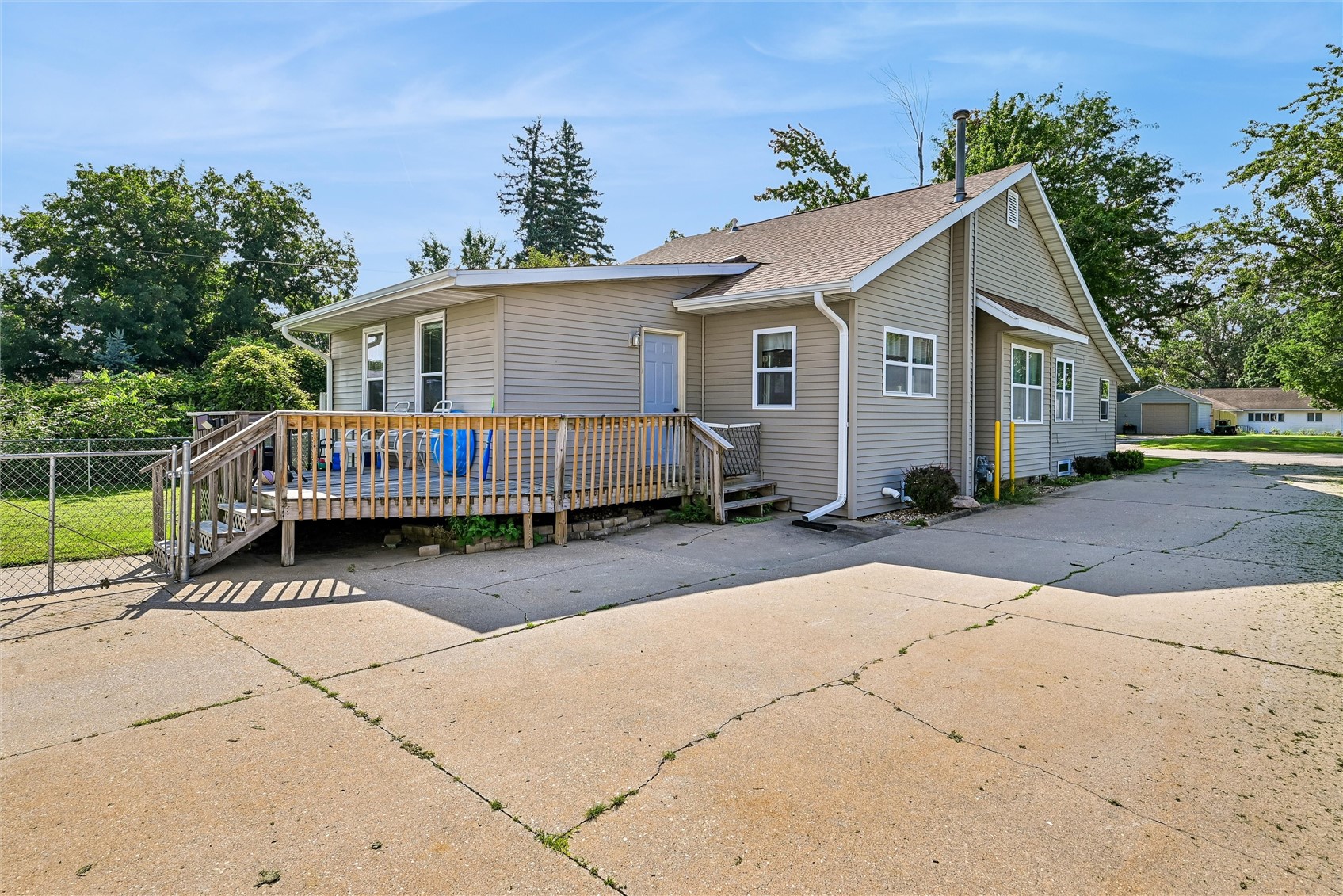 618 E Maple Street Central City IA 52214
