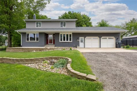 1105 Maple Street Robins IA 52328