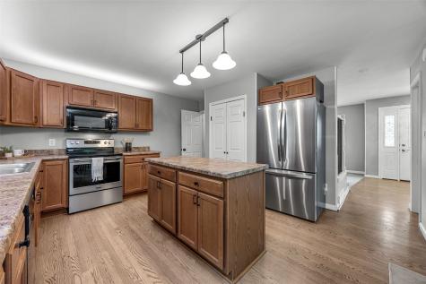 1105 Maple Street Robins IA 52328
