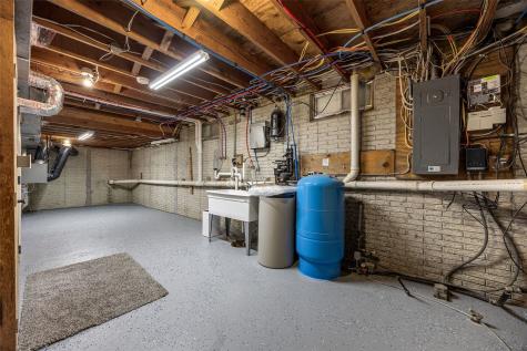 1105 Maple Street Robins IA 52328