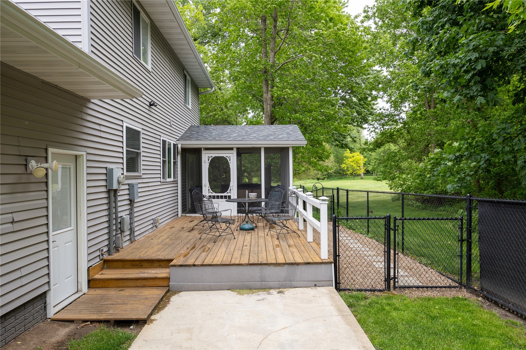 1105 Maple Street Robins IA 52328