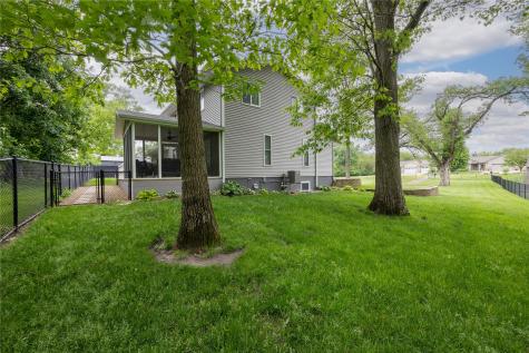 1105 Maple Street Robins IA 52328