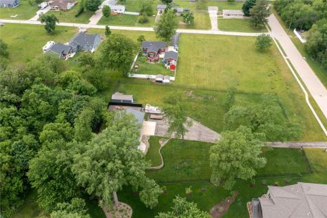 1105 Maple Street Robins IA 52328