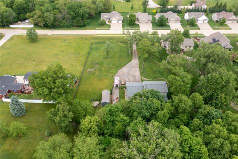 1105 Maple Street Robins IA 52328