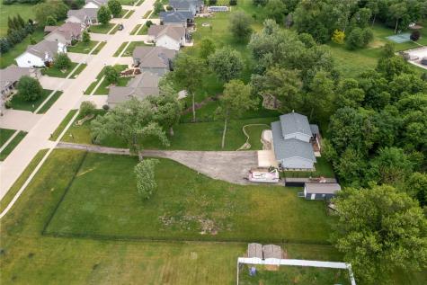 1105 Maple Street Robins IA 52328