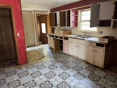 125 Jackson Street W Winthrop IA 50682