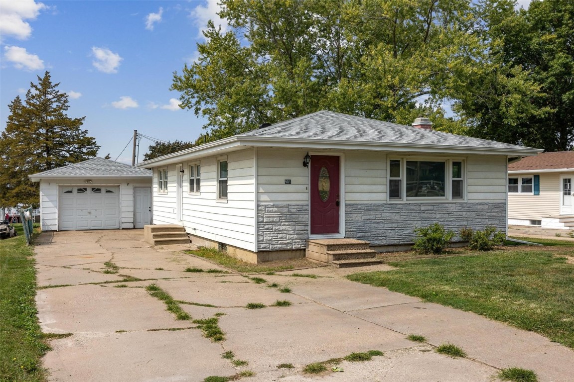 901 Park Avenue Center Point IA 52213