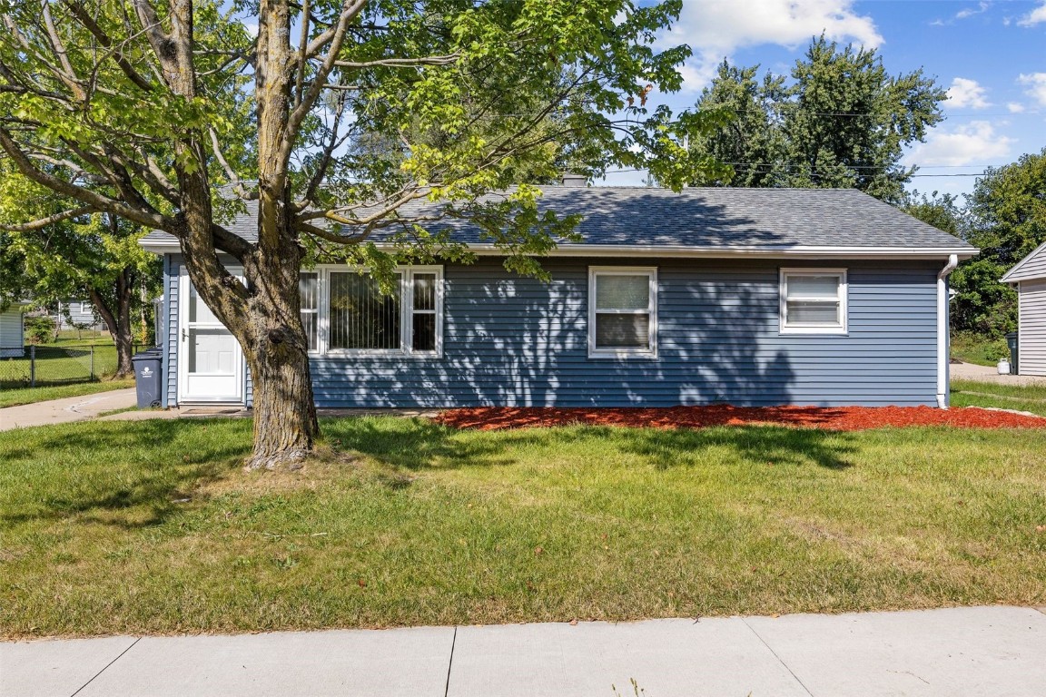 3711 Oakland Road NE Cedar Rapids IA 52402