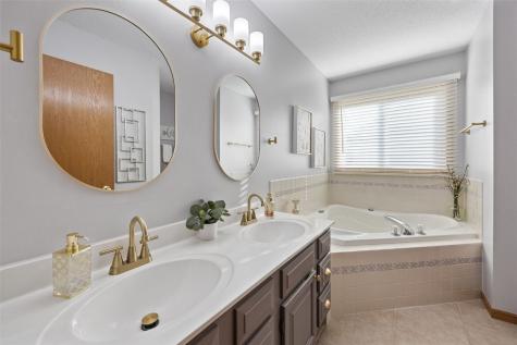 290 W 33rd Avenue Marion IA 52302