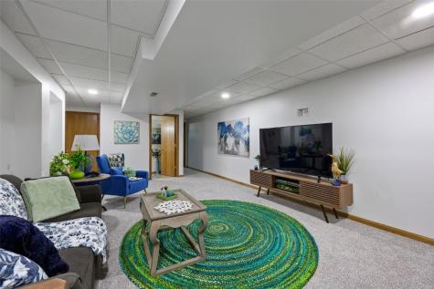 290 W 33rd Avenue Marion IA 52302