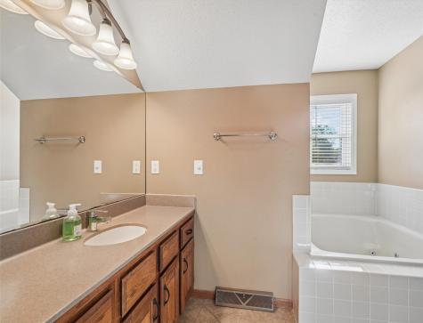 4103 Sally Drive NE Cedar Rapids IA 52402