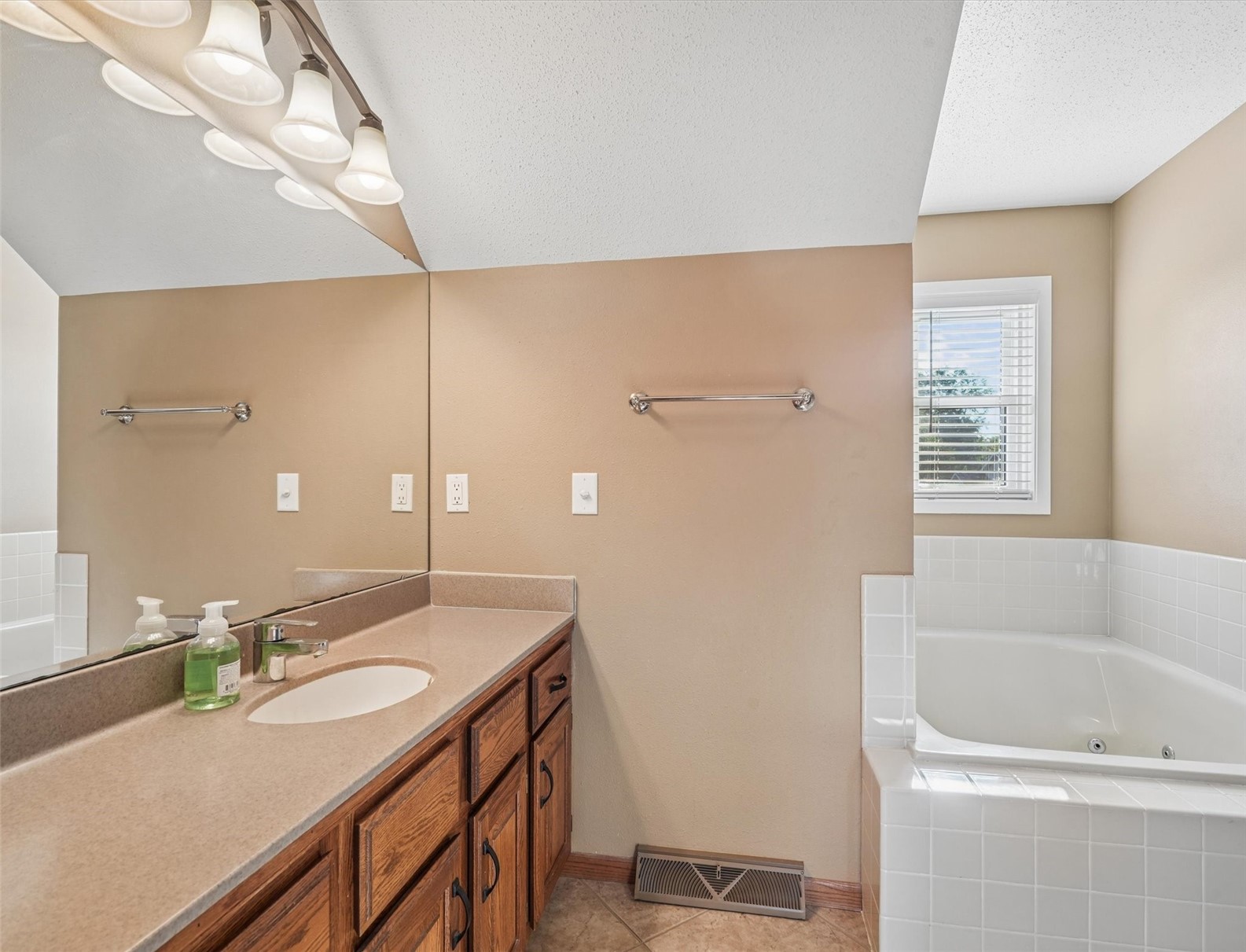 4103 Sally Drive NE Cedar Rapids IA 52402