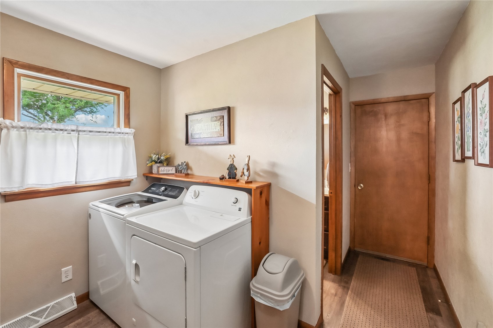 403 4th Street E Newhall IA 52315