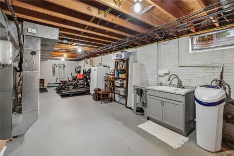 403 4th Street E Newhall IA 52315