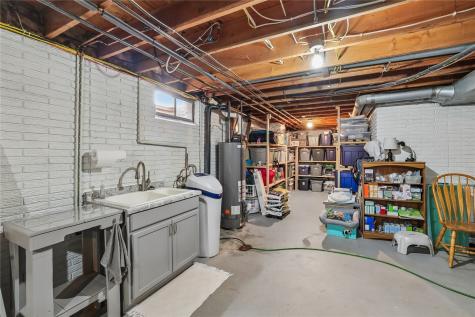 403 4th Street E Newhall IA 52315