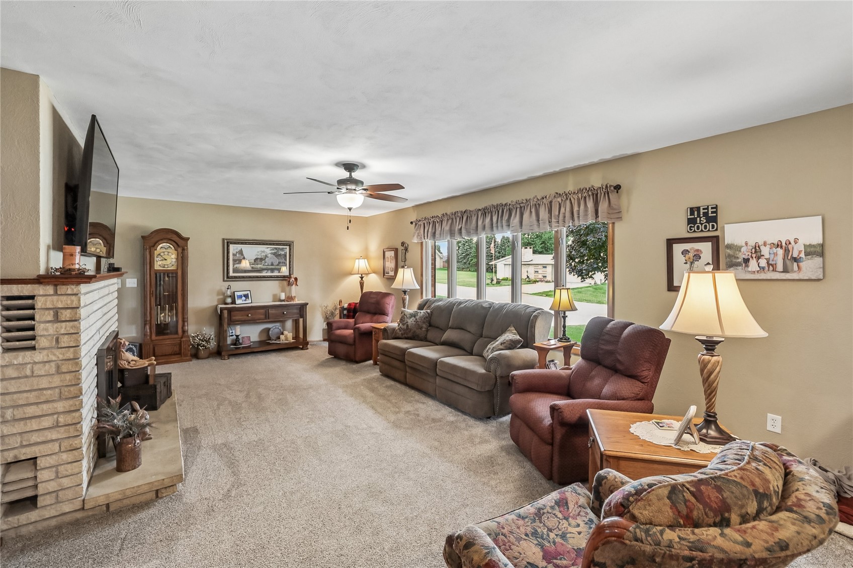 403 4th Street E Newhall IA 52315