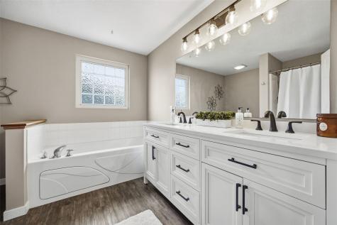 220 16th Avenue Court Hiawatha IA 52233
