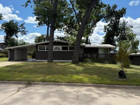 2305 Fairlane Drive NE Cedar Rapids IA 52402