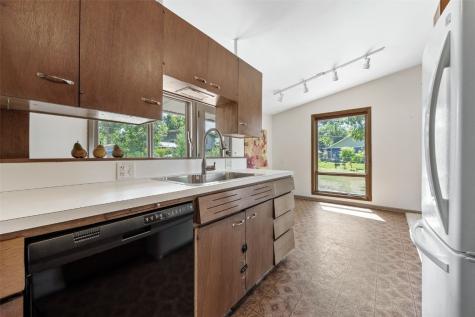 2305 Fairlane Drive NE Cedar Rapids IA 52402