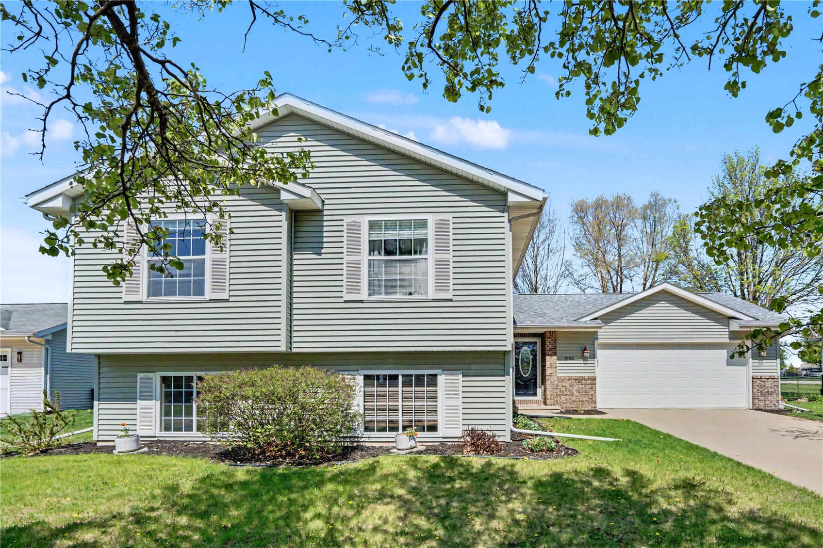 1925 Parkland Ely IA 52227