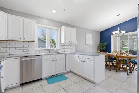 1925 Parkland Ely IA 52227
