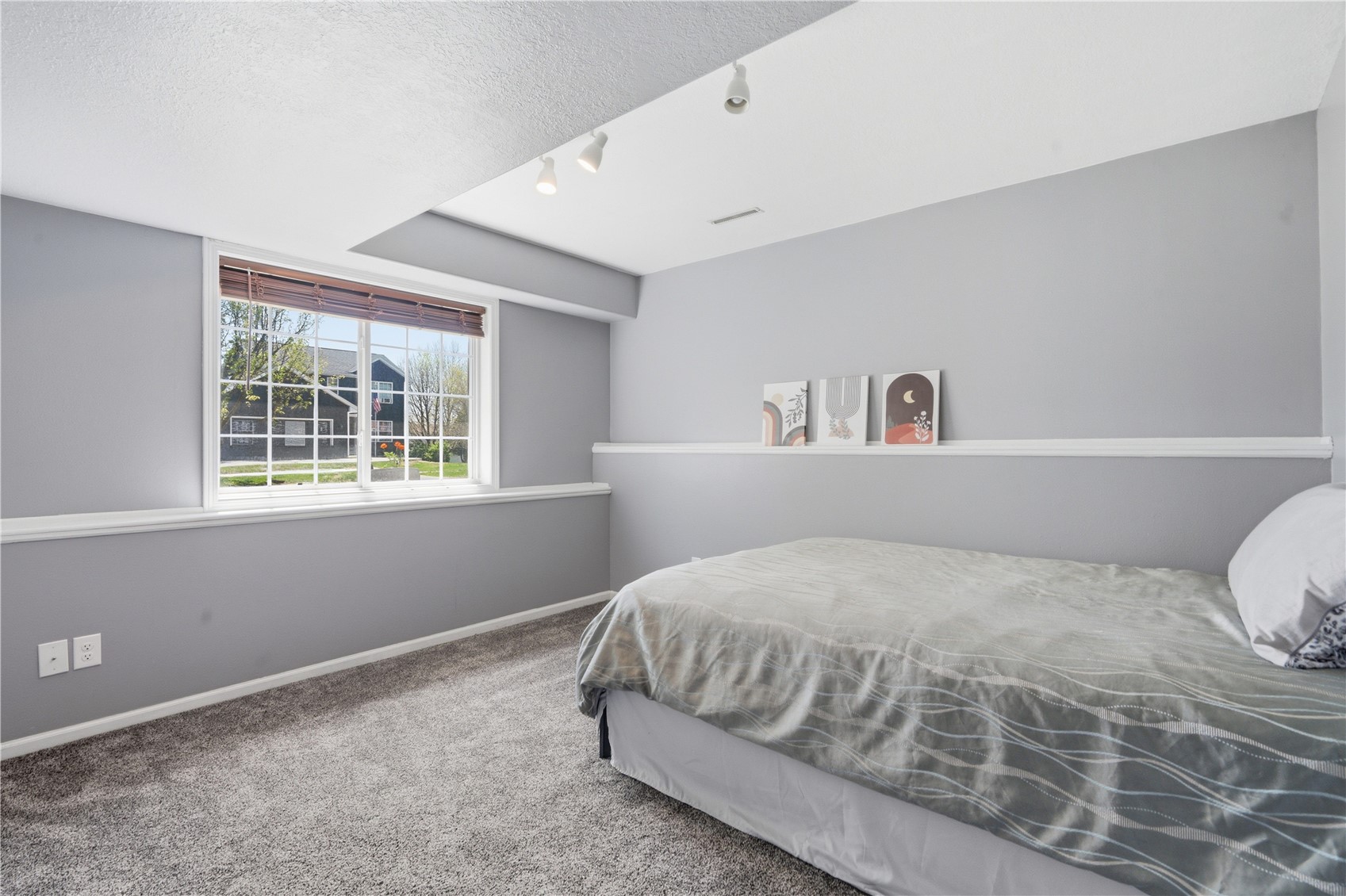 1925 Parkland Ely IA 52227