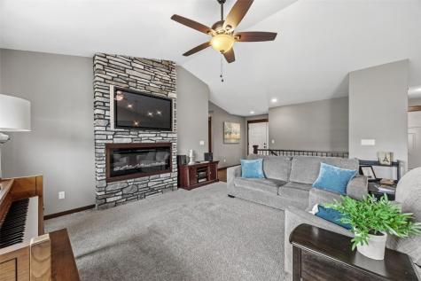 2785 Creekview Trail Palo IA 52324