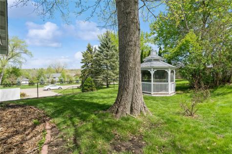 320 Eastland Drive SE Cedar Rapids IA 52403