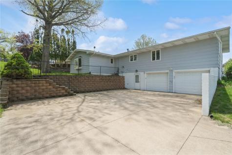 320 Eastland Drive SE Cedar Rapids IA 52403