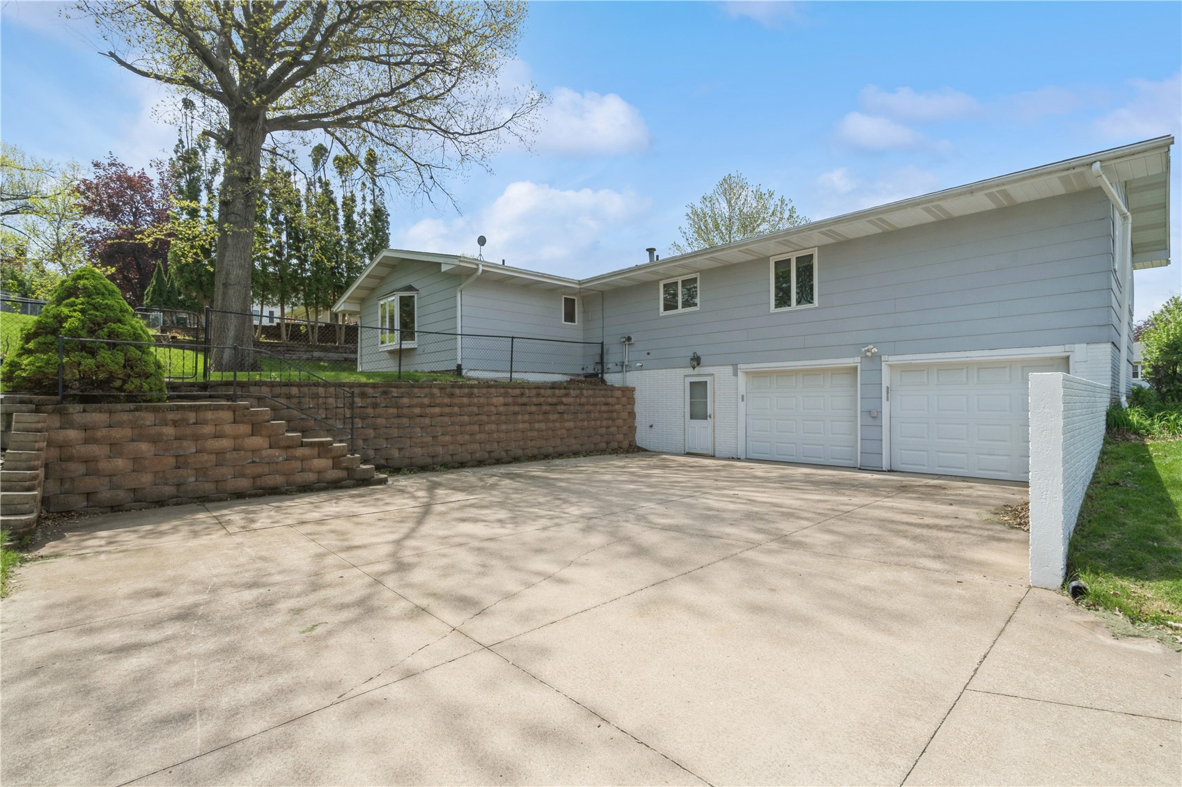 320 Eastland Drive SE Cedar Rapids IA 52403