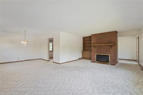 320 Eastland Drive SE Cedar Rapids IA 52403