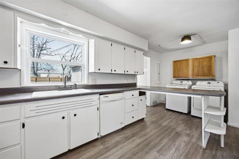 202 6th Avenue Hiawatha IA 52233