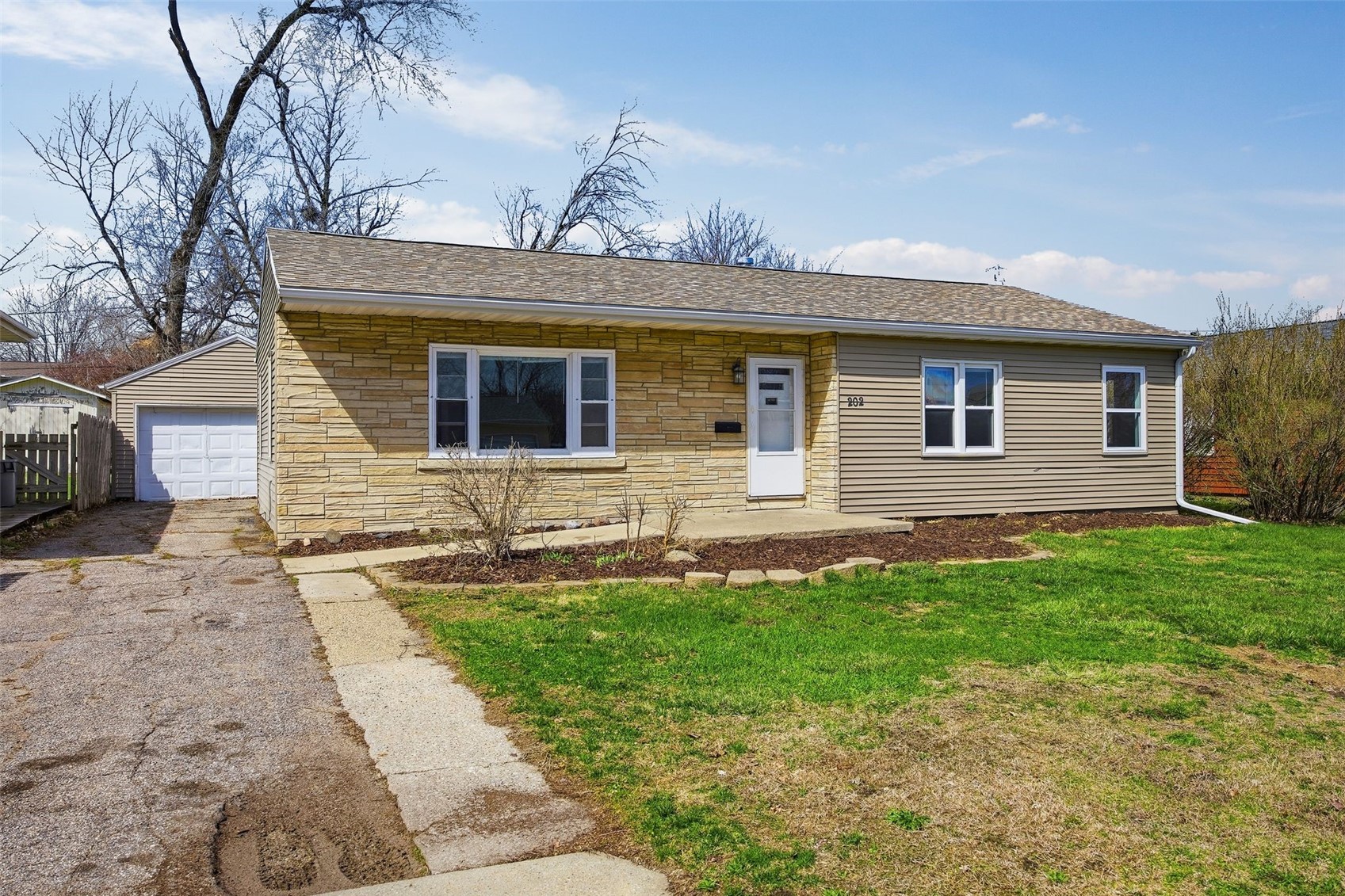 202 6th Avenue Hiawatha IA 52233