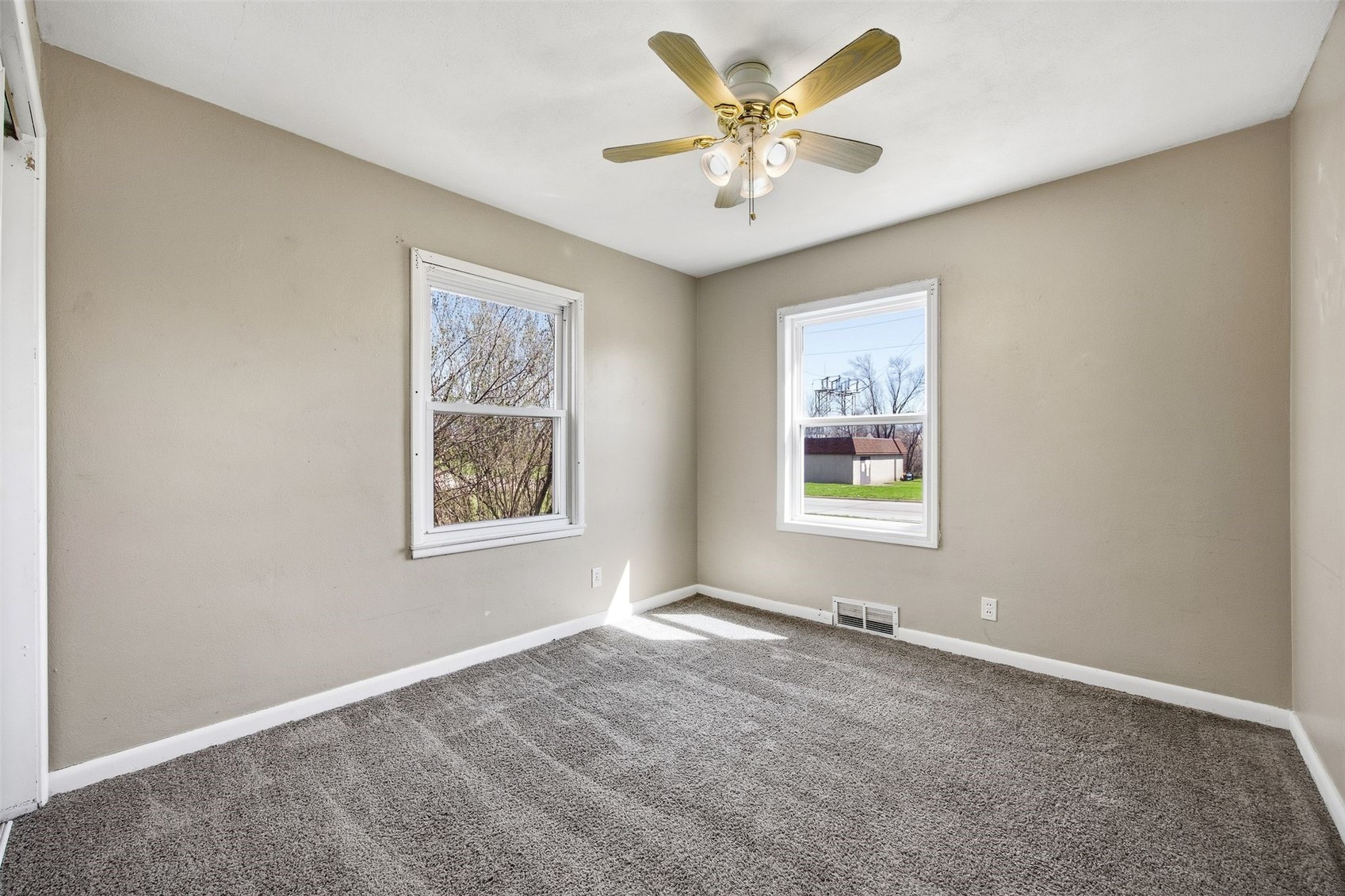 202 6th Avenue Hiawatha IA 52233