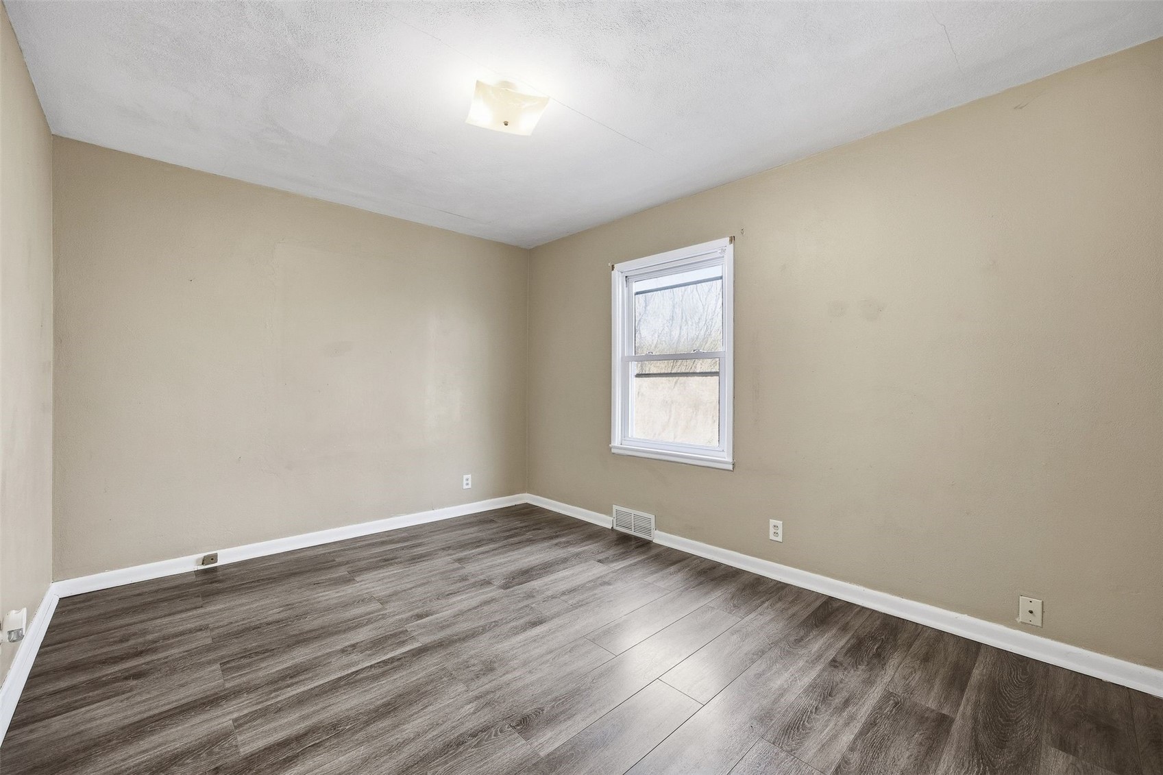 202 6th Avenue Hiawatha IA 52233