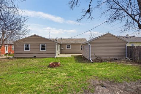 202 6th Avenue Hiawatha IA 52233