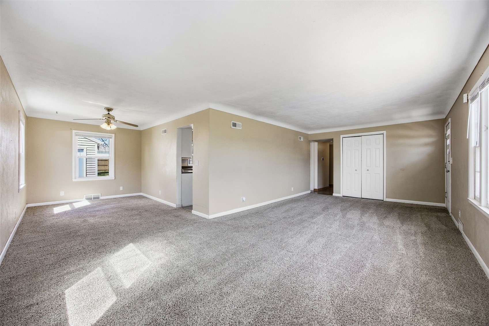 202 6th Avenue Hiawatha IA 52233