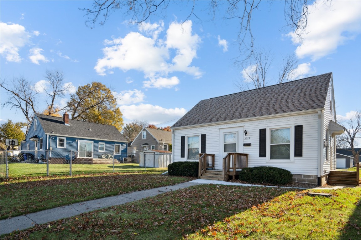 2015 F Avenue NE Cedar Rapids IA 52402