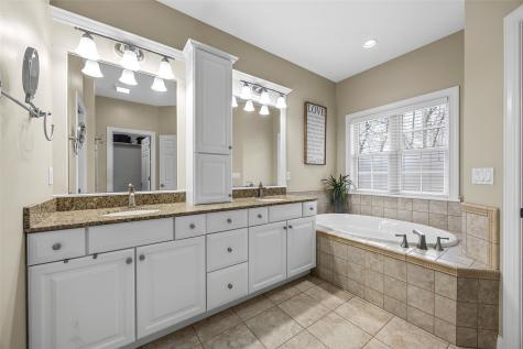 450 Hickory Court Robins IA 52328