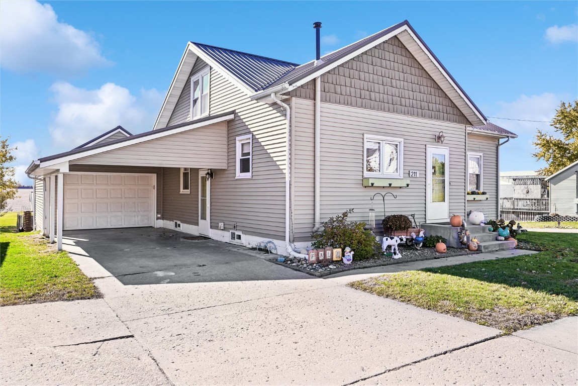 211 Fremont Street Blairstown IA 52209